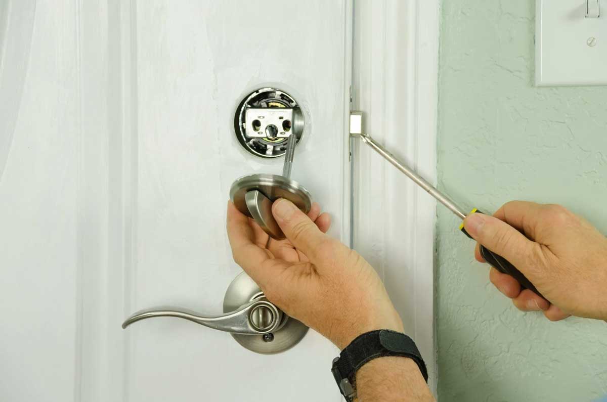 locksmith fixing door